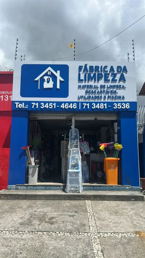 Fachada real da Fábrica da Limpeza, empresa que vende produtos de limpeza em Salvador