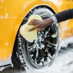 Lavagem de rodas utilizando produtos de limpeza automotiva profissional