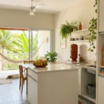 Cozinha e sala limpas, com produtos de limpeza de casa em Salvador e varanda tropical